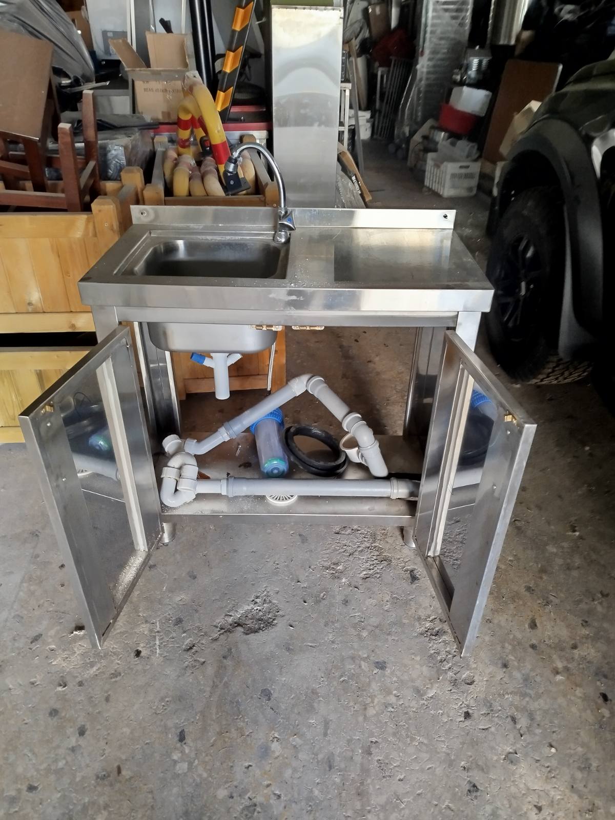 Γούρνες INOX με ραφάκι από κάτω χωρίς ντουλάπι, μπαταρία και περασμένο σιφώνι, ρακόρ