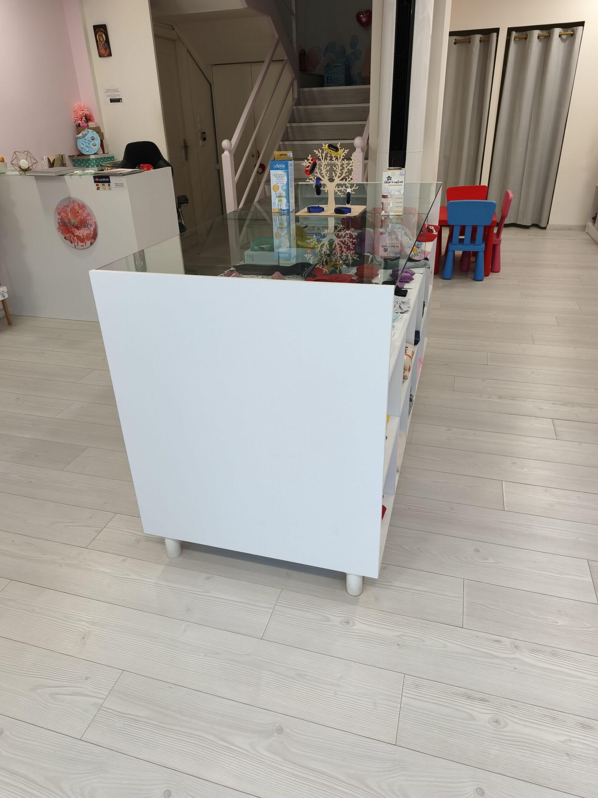 Ξυλινο Έπιπλο με τζαμι διπλο 80*200 με ραφια