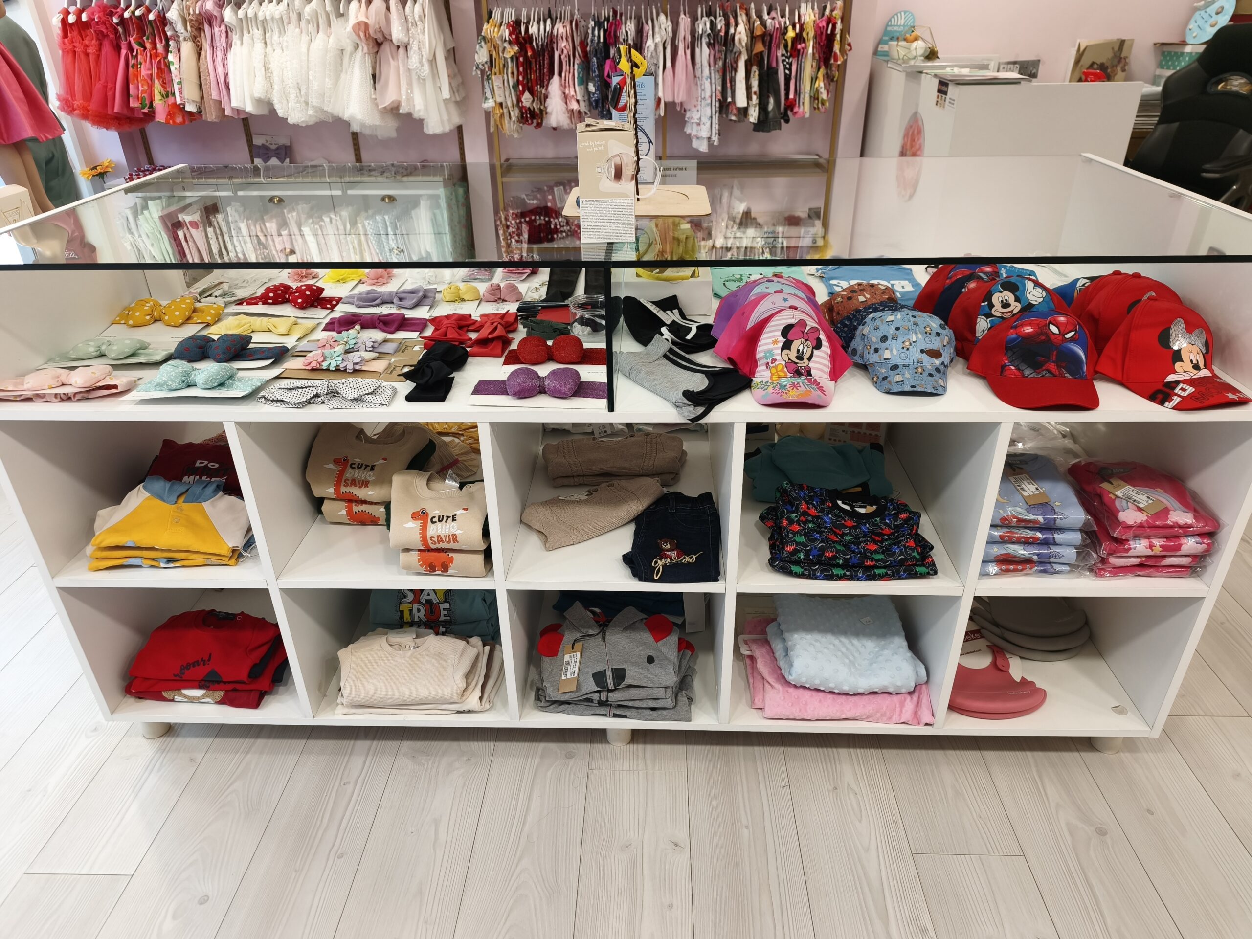 Ξυλινο Έπιπλο με τζαμι διπλο 80*200 με ραφια